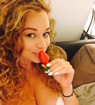 Яна Соломко на 9 месяце беременности