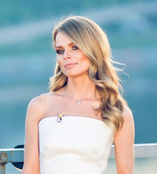 Ольга Фреймут в белом платье