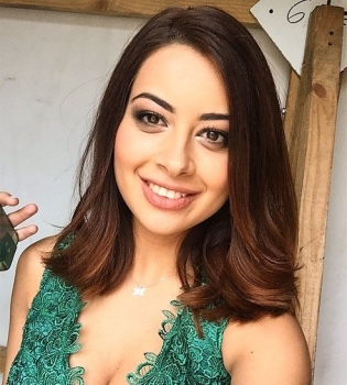 Голая правда: звезда &quot;Холостяка&quot; Рамина разделась для Playboy