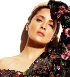 Saint Laurent, Versace, Gucci: Сальма Хайек позирует в роскошных нарядах для французского глянца