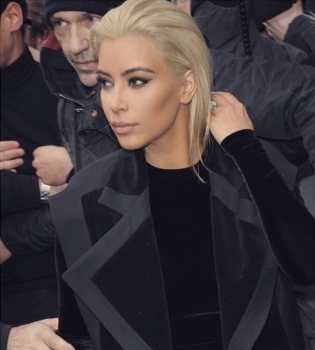 Ким Кардашьян предстала на обложке Vogue в образе Мэрилин Монро