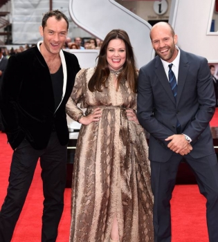 Веселая тройка: Джуд Лоу, Джейсон Стэтхэм и Мелисса Маккарти блистают на кинопремьере