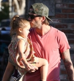 Заботливый папа Дэвид Бекхэм учит дочь кататься на велосипеде