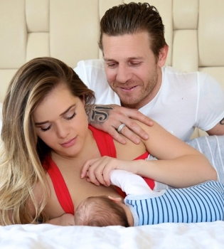 Футболист Андрей Воронин и его жена Юлия показали 2-месячного сына