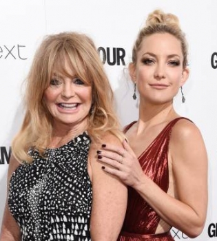 Лучшие подруги: Кейт Хадсон появилась на красной дорожке с мамой Голди Хоун