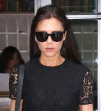 Модная скромница: Виктория Бекхэм удивила публику сдержанным нарядом