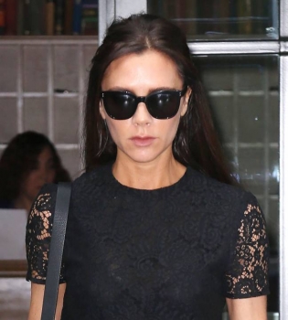 Модная скромница: Виктория Бекхэм удивила публику сдержанным нарядом