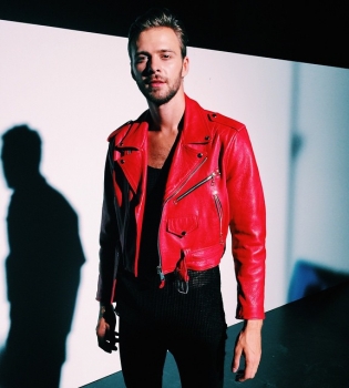 Макс Барских продает вещи из личной коллекции