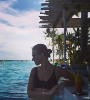 Собчак заставила мужа фотографировать ее в бикини