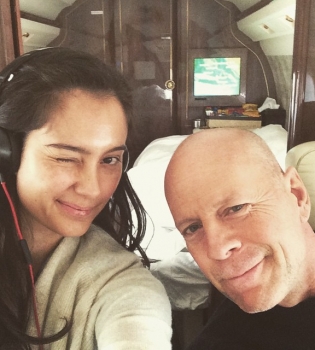 60-летний Брюс Уиллис веселится на детских качелях