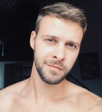 Макс Барских впервые прыгнул с парашютом