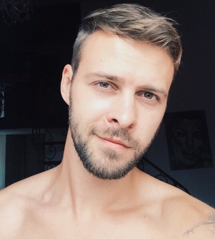 Макс Барских впервые прыгнул с парашютом