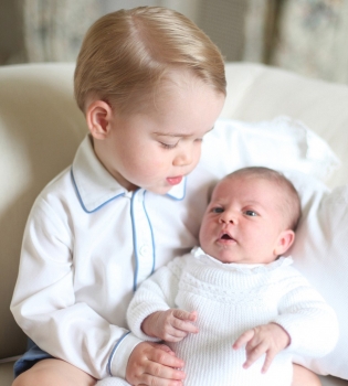 Первые официальные фото дочери принца Уильяма и герцогини Кэтрин