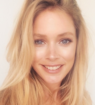 Скандальная откровенность: Даутцен Крус показала, как кормит грудью 11-месячную дочь