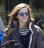 Стильная и счастливая: Эмма Уотсон веселится с друзьями