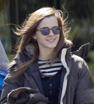 Стильная и счастливая: Эмма Уотсон веселится с друзьями