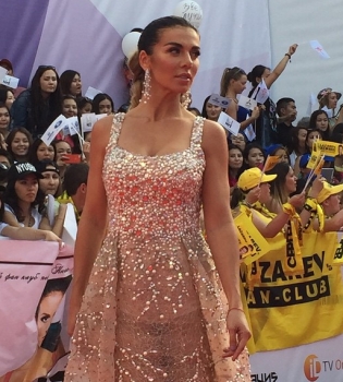 Анна Седокова в платье с камнями и стразами