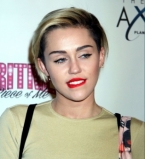 Голая и в грязи: Майли Сайрус снялась в шокирующей фотосессии