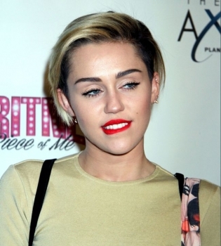 Голая и в грязи: Майли Сайрус снялась в шокирующей фотосессии