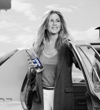 Дженнифер Энистон блистает в стильной рекламе минеральной воды