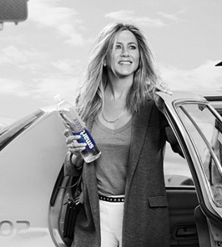 Дженнифер Энистон блистает в стильной рекламе минеральной воды