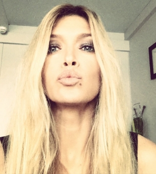 Три поколения женщин в семье Веры Брежневой на одном фото