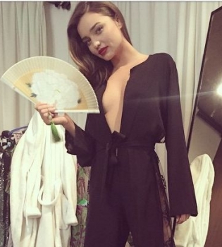 Миранда Керр выложила фото с мужчиной в постели