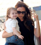 Виктория Бекхэм распродает одежду дочери Харпер