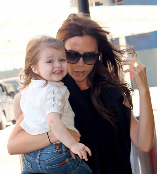 Виктория Бекхэм распродает одежду дочери Харпер