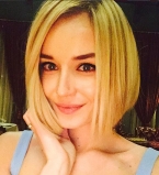 Полина Гагарина на берегу моря топлес