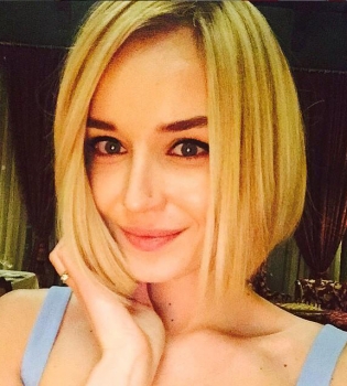 Полина Гагарина на берегу моря топлес