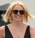 Глубокое декольте и мини-шортики: Бритни Спирс соблазняет откровенным нарядом