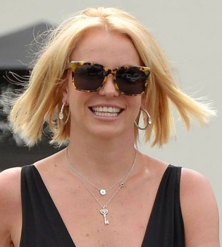 Глубокое декольте и мини-шортики: Бритни Спирс соблазняет откровенным нарядом