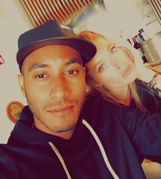 Всегда вместе: Даутцен Крус путешествует с любимым супругом