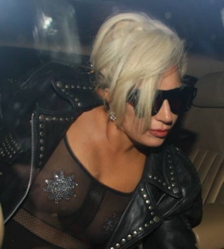 Леди Гага шокировала публику непристойным видом