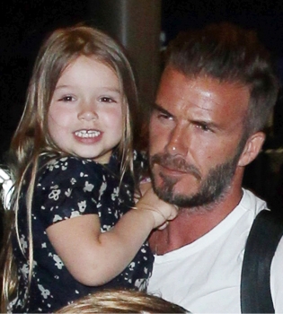 Дочь Виктории и Дэвида Бекхэм получила свою первую футбольную форму