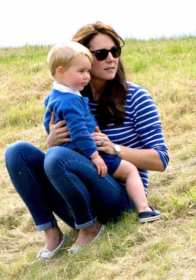 Счастье материнства: Кейт Миддлтон и принц Джордж гуляют на природе