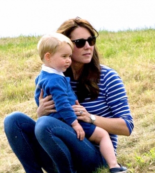 Счастье материнства: Кейт Миддлтон и принц Джордж гуляют на природе