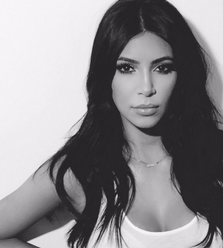 Беременная Ким Кардашьян демонстрирует пышные формы