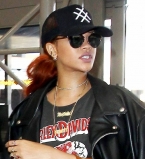 Рианна обескуражила публику нарядом в стиле гранж