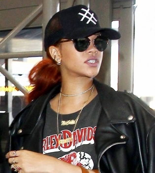 Рианна обескуражила публику нарядом в стиле гранж