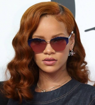 Уроки элегантности: Рианна покорила публику изысканным нарядом