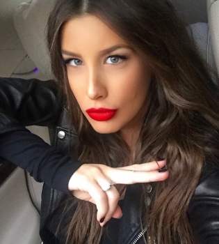 Кэти Топурия показала новорожденную дочь