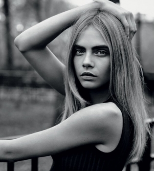 Короче не бывает: Кара Делевинь обескуражила вызывающим мини