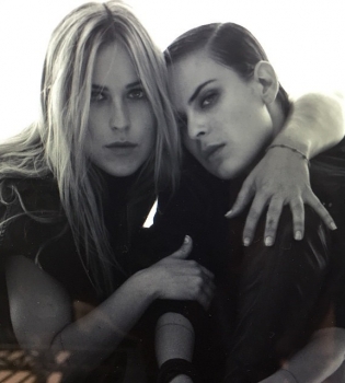 Все в маму: дочки Деми Мур демонстрируют идеальные фигуры в бикини