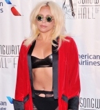 Леди Гага выставила себя на посмешище на красной дорожке