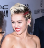 Майли Сайрус с матерью появились на публике в вызывающих нарядах