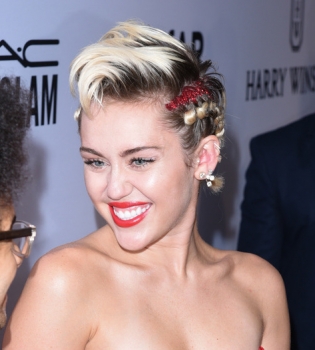 Майли Сайрус с матерью появились на публике в вызывающих нарядах