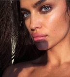 Жаркое лето: Ирина Шейк позирует в откровенном бикини