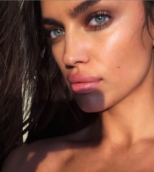 Жаркое лето: Ирина Шейк позирует в откровенном бикини